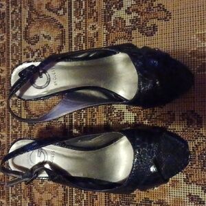 Guess shoes size 8 1/2 m👀🧚‍♀️